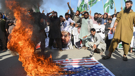 Activists of the Difa-e-Pakistan Council shout anti-US slogans at a protest in Karachi on January 2, 2018 © Asif Hassan