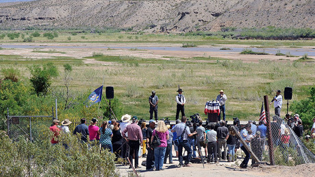 Rancher Cliven Bundy speaks during a news conference near his ranch on April 24, 2014 in Bunkerville, Nevada © David Becker 