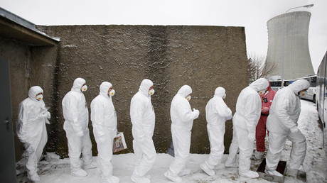 Workers wearing protective suits and masks exit a fallout shelter during a nuclear accident simulation at Nuclear Power Plant Dukovany March 26, 2013© David W Cerny