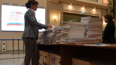 Putin HQ submits 315,000 supporters’ signatures to Central Election Commission
