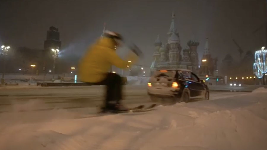 Thrill-seeker ‘free rides’ near snowed-in Red Square after freak Moscow storm (VIDEO)