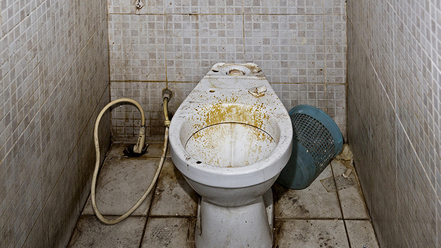 Police on ‘poo watch’ over drug suspect’s 22-day toilet ...