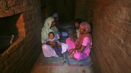Indian villagers take shelter inside an army bunker at Devi Garh village near Jammu October 7, 2014. ©