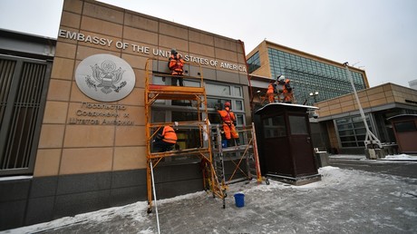 Workers by the building of the US Embassy in Moscow located at 9 Devyatinsky Lane © Maksim Blinov