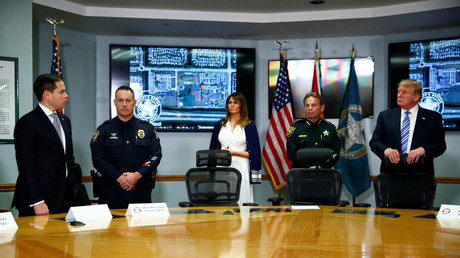 FILE PHOTO: US Sen. Marco Rubio, Officer Mike Leonard, First Lady Melania Trump, and US President Donald Trump at the Broward County Sheriff's Office. February 16, 2018. © Eric Thayer