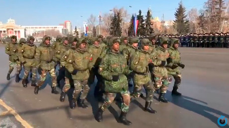 Angolan army dance in Siberian city on Russian national holiday (VIDEO)