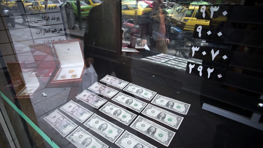 Irán tiltja az amerikai dollár felhasználását a kereskedelemben