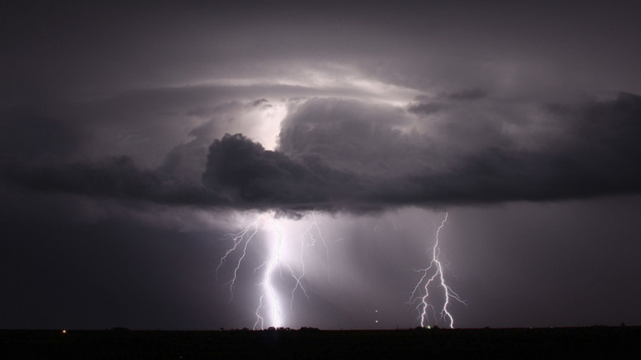 Electric storm at 30,000ft: Airplane passenger captures astounding pyrotechnics (PHOTO, VIDEOS)
