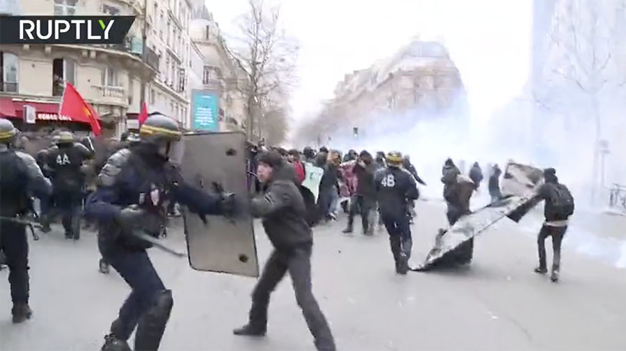 Užas: Macronova policija tuče Francuze 5ab39254dda4c8ff3e8b45b5