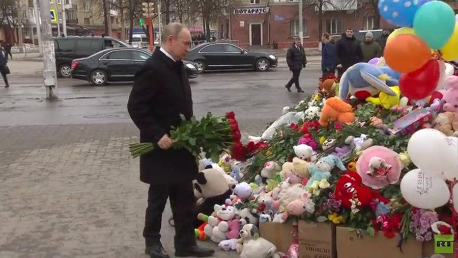 Putin lays red roses at venue of deadly mall blaze in Kemerovo that killed 64