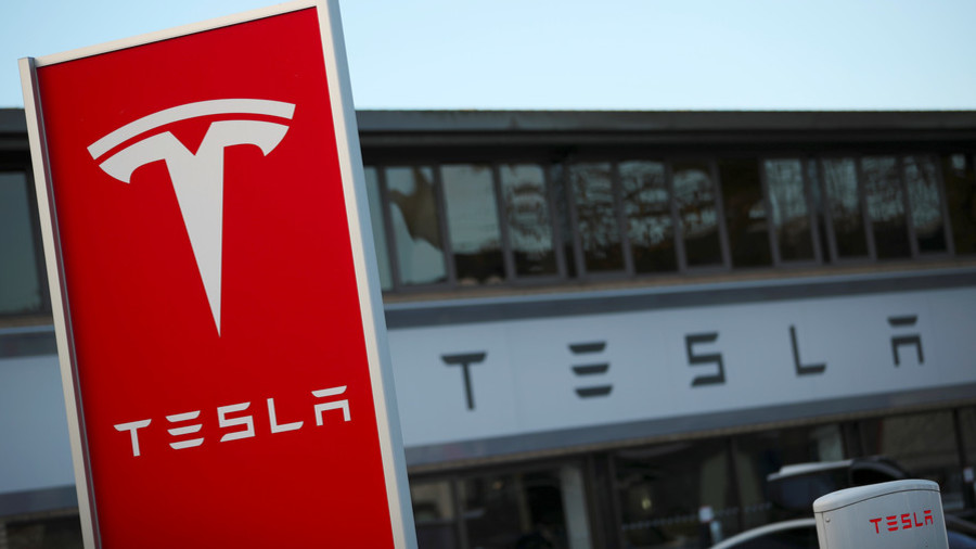 Tesla faces tough questions after fatal highway crash