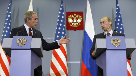 FILE PHOTO: Former U.S. President George W. Bush and Russian President Vladimir Putin  © Grigory Dukor