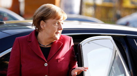 Man 'shouting in foreign language' lunges at Merkel in street as she leaves Bundestag (VIDEO)