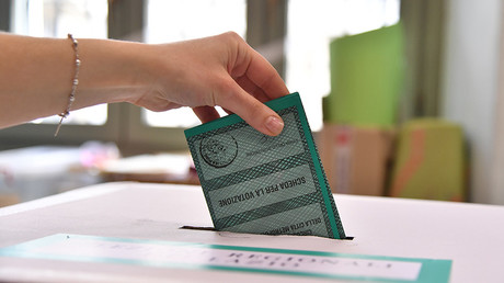 A woman casts her ballot on March 4, 2018 at a polling station in Rome © Tiziana Fabi