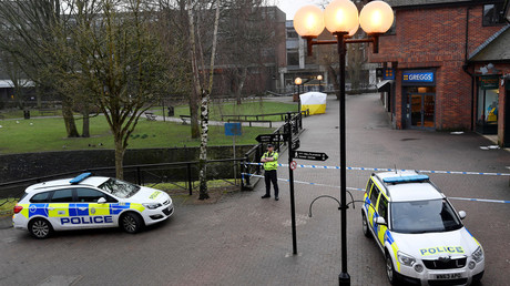 Police officers stand at crime scene tape, as a tent covers a park bench on which former Russian inteligence officer Sergei Skripal, and a woman were found unconscious after they had been exposed to an unknown substance, in Salisbury, Britain, March 6, 2018 © Toby Melville