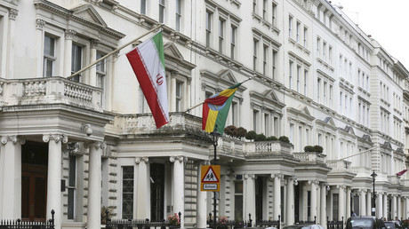 The Iranian national flag flies outside the Iranian embassy in central London. © Paul Hackett / Reuters