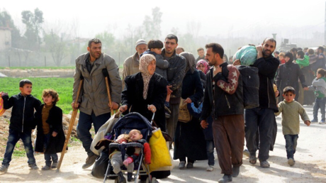 People evacuate the town of Hamouriyeh in Eastern Ghouta area of Damascus, Syria, March 15, 2018 © Ammar Safarjalani / Global Look Press