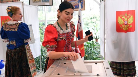 Girls in Russian national costumes vote in the Sochi © Nina Zotina