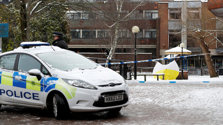 A police car is parked at the cordon near the tent covering the park bench where former Russian intelligence officer Sergei Skripal and his daughter Yulia were found poisoned in Salisbury, Britain, March 19, 2018 © Peter Nicholls