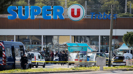 A general view shows gendarmes and police officers at a supermarket after a hostage situation in Trebes, France, March 23, 2018 © Regis Duvignau