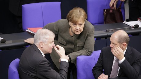 The German Interior Minister Horst Seehofer (CSU) (L), the Federal Chancellor Angela Merkel (CDU) (C) and the Finance Minister Olaf Scholz (SPD) (R) hold a discussion in the German parliament on March 22, 2018. © M. Popow