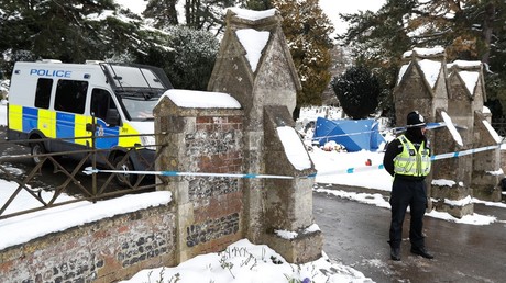 A police officer stands outside the London Road cemetery where the grave of Alexander Skripal; son of former Russian intelligence officer Sergei Skripal; is seen covered with a tent, in Salisbury, Britain © Peter Nicholls