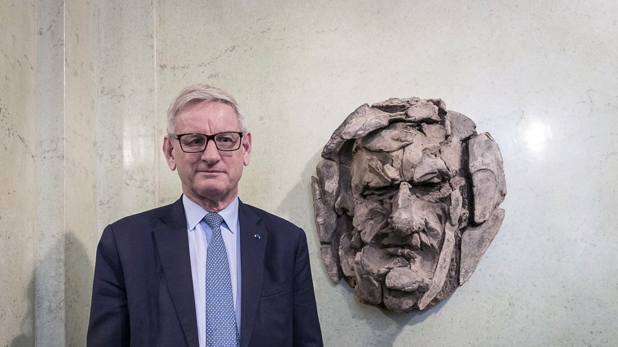 Ο πολιτικός Carl Bildt (αριστερά) και η προτομή του © Anders Löwdin / σουηδικό κοινοβούλιο