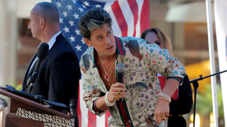 ‘Nazi scum get out’: Milo Yiannopoulos chased out of NYC pub by socialists, bloggers (VIDEO)