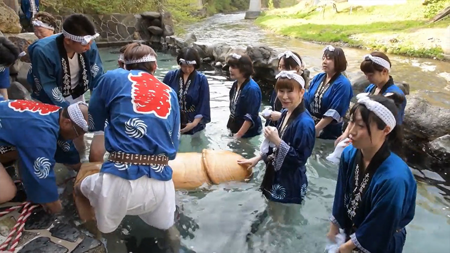 Grande no Japão: pênis gigante de madeira carregado montanha para festa de fertilidade (VIDEO)