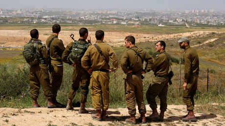 Des soldats israéliens écoutent un briefing du côté israélien de la bande de Gaza, Israël, 29 mars 2018 © Amir Cohen