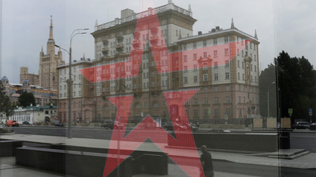 FILE PHOTO: The U.S. embassy building is reflected in a window of a Russian Army store in Moscow © Tatyana Makeyeva