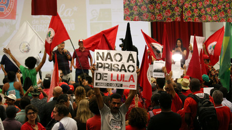 A supporter of former Brazil president Luiz Inacio Lula da Silva shows a placard that's reads "No prison for Lula!" © Paulo Whitaker