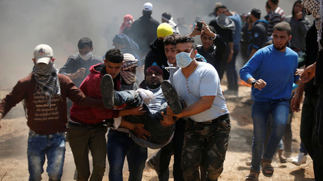 A wounded Palestinian is evacuated during clashes with Israeli troops at the Israel-Gaza border, April 6, 2018 / Mohammed Salem