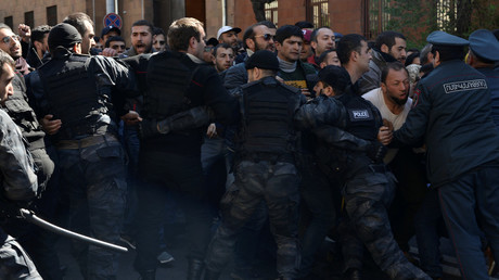 Police, anti-govt protesters injured in clashes near Armenian parliament (VIDEO)