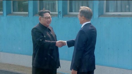 O líder norte-coreano Kim Jong-un aperta a mão do presidente sul-coreano Moon Jae-in, 27 de abril de 2018 © Anfitriã Broadcaster via Reuters