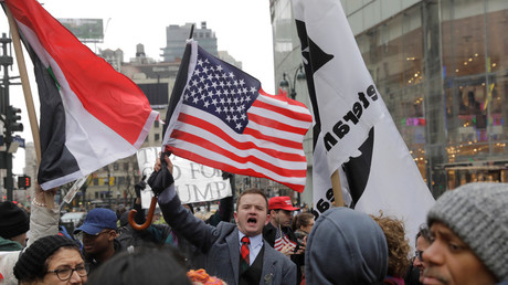 Pro-Trump demonstrators stand off across from a group of anti-war demonstrators taking part in a protest in New York City, U.S., April 15, 2018. © Lucas Jackson