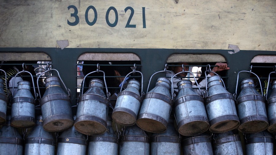 Bathroom Brew Indian Railways Vendor Caught Mixing Tea In Toilets Video  Rt -2707