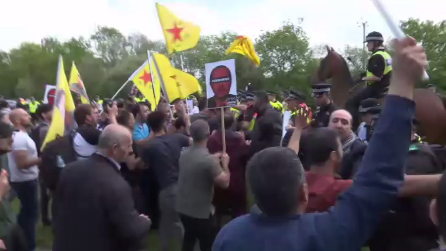 Κούρδοι διαδηλωτές προσπαθούν να μπλοκάρουν τη συνοδεία του Ερντογάν καθώς αρχίζει η βρετανική επίσκεψή του 3 ημερών (ΒΙΝΤΕΟ)