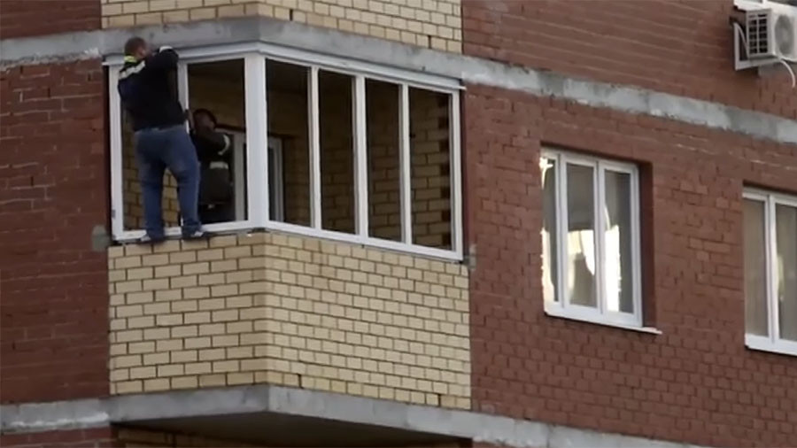DIY daredevil: Man clings to 12th story balcony while fixing window (VIDEO)