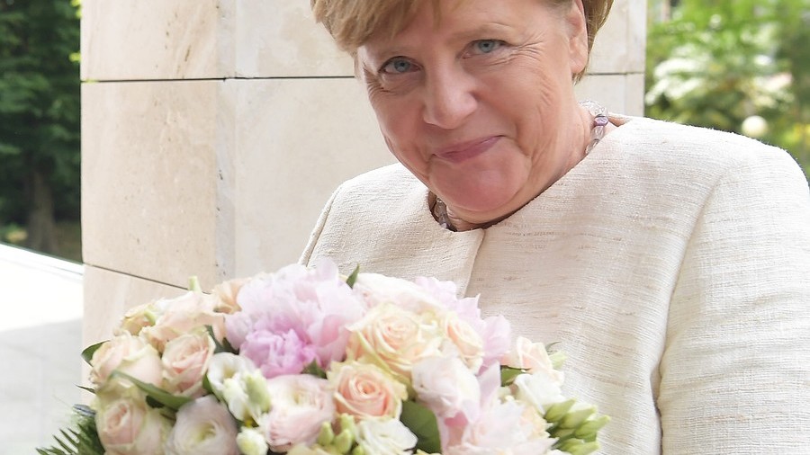 If a bouquet is an affront, Putin is a serial offender (PHOTOS)