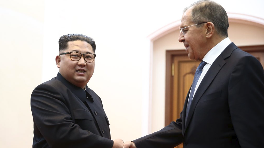 Lavrov meets Kim in Pyongyang, gifts him ‘box for secrets’ (PHOTO, VIDEO)