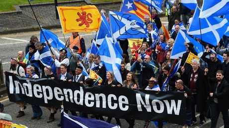 Demonstrators march in support of Scottish independence through the streets of Glasgow on May 5, 2018. © Andy Buchanan / AFP  