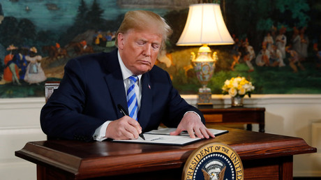US President Donald Trump signs a proclamation declaring his intention to withdraw from the JCPOA Iran nuclear agreement © Jonathan Ernst