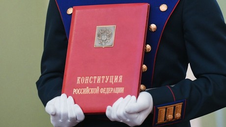 Soldiers of the Presidential Regiment bring in the Special Copy of the Russian Constitution during the inaugural ceremony of Russian President Vladimir Putin in the Kremlin © Evgeny Biyatov