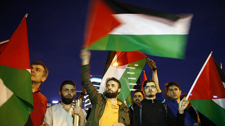 Pro-Palestinian demonstrators wave Palestinian flags during a protest against the U.S. embassy move to Jerusalem, near the Israeli consulate in Istanbul, Turkey May 15, 2018. © Osman Orsal