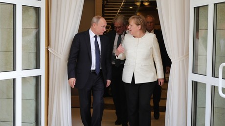 Vladimir Putin and Angela Merkel meet in Sochi. © Mikhail Klimentyev