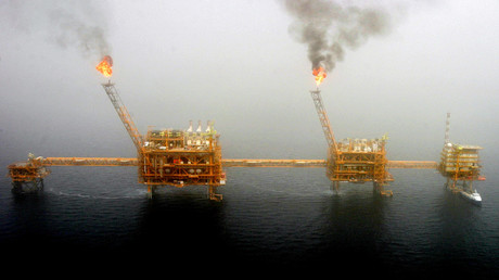 FILE PHOTO: Oil production platform at the Soroush oil fields in the Persian Gulf, south of Tehran © Raheb Homavandi