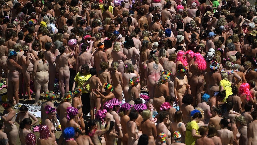 Australian Beach Scenes Nudes - 2,505 barenaked ladies take over beach in record-breaking ...