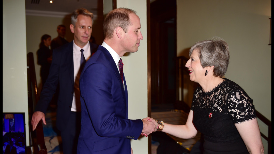 ‘Baffling & embarrassing’: Fawning Theresa May bowing to prince sparks mockery online