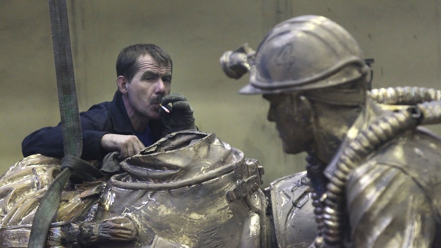 Flamboyant nationalist leader calls for ban on 'tobacco-smoking monuments'